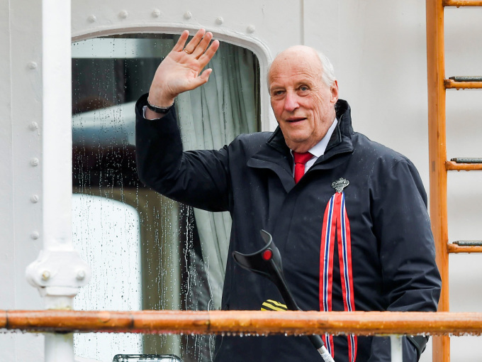 King Harald waving from the Royal Yacht. Photo: Annika Byrde / NTB 